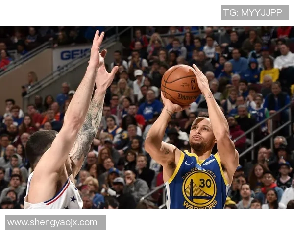 赛斯-库里三分连中7枚,帮助76人取得关键胜利